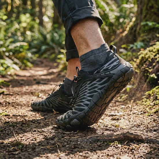Rivo Barefoot Noir/Gris en marche sur sentier forestier