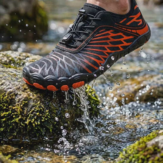 Rivo Barefoot Noir/Orange en rivière, eau qui s'écoule de la semelle